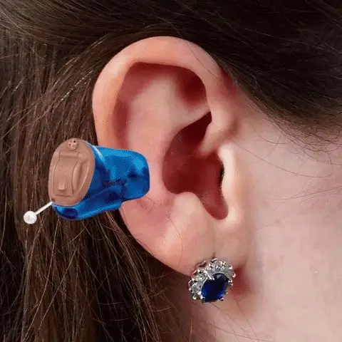 Person using a discreet hearing device